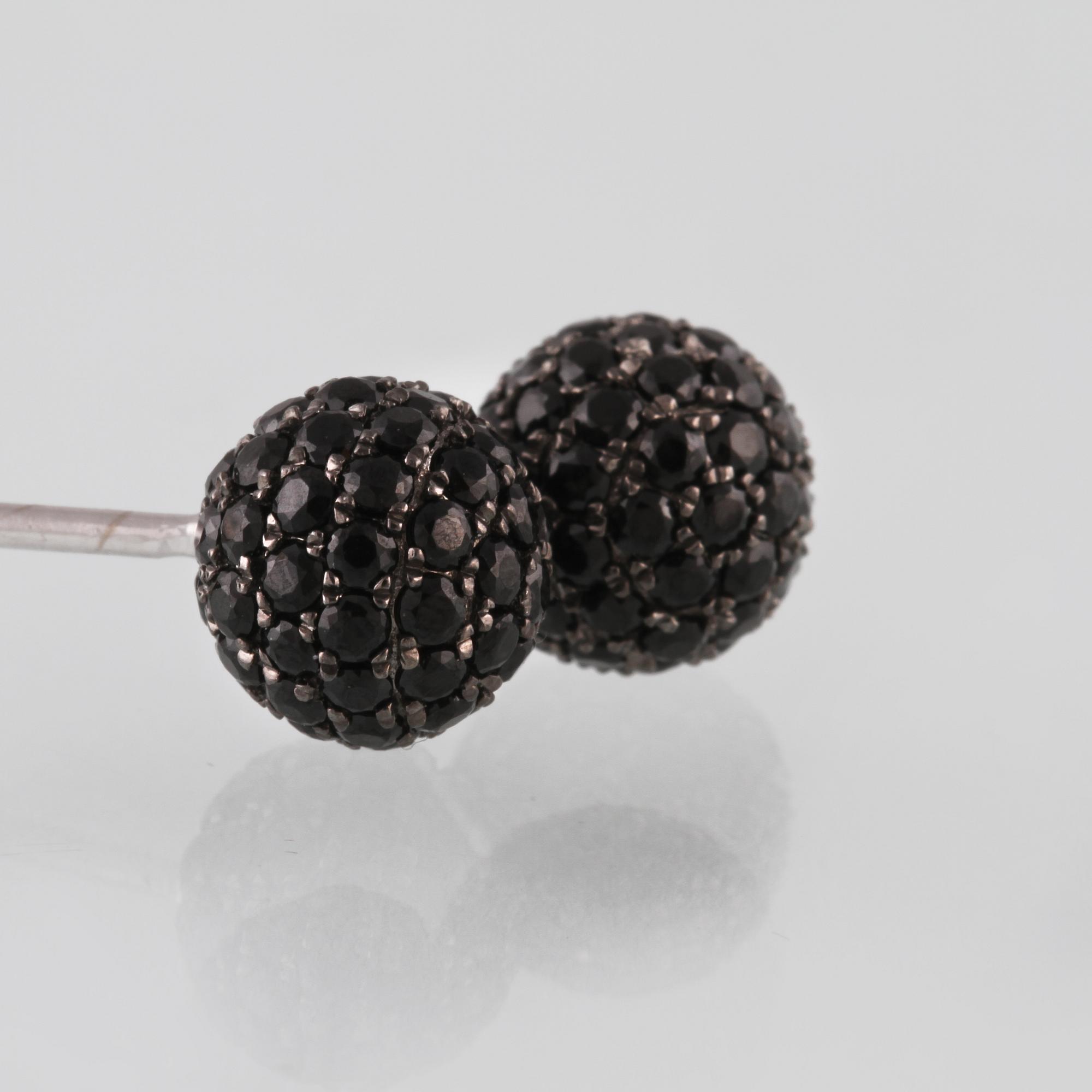 ÖRHÄNGEN, 18K vitguld med fasettsliapde svarta spineller ca 2,48 ct. Vikt 2,8 gram.