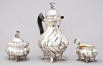 KAFFESERVIS, 3 delar, silver, C G Hallberg, rokokostil, 1951. Ca 1350 g.