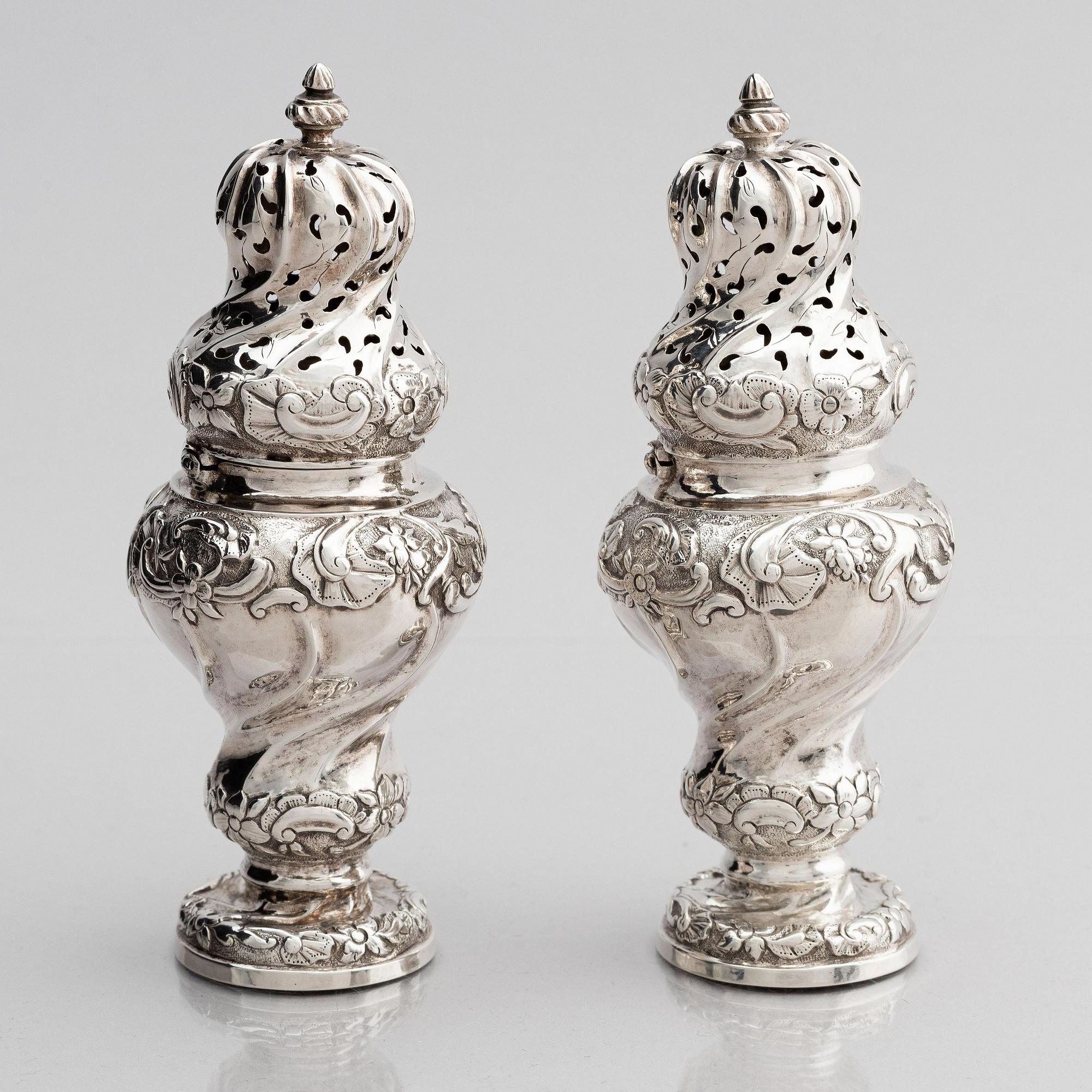 Johan Wennerwall, kryddbössor, ett par, silver, Göteborg 1756. Rokoko.