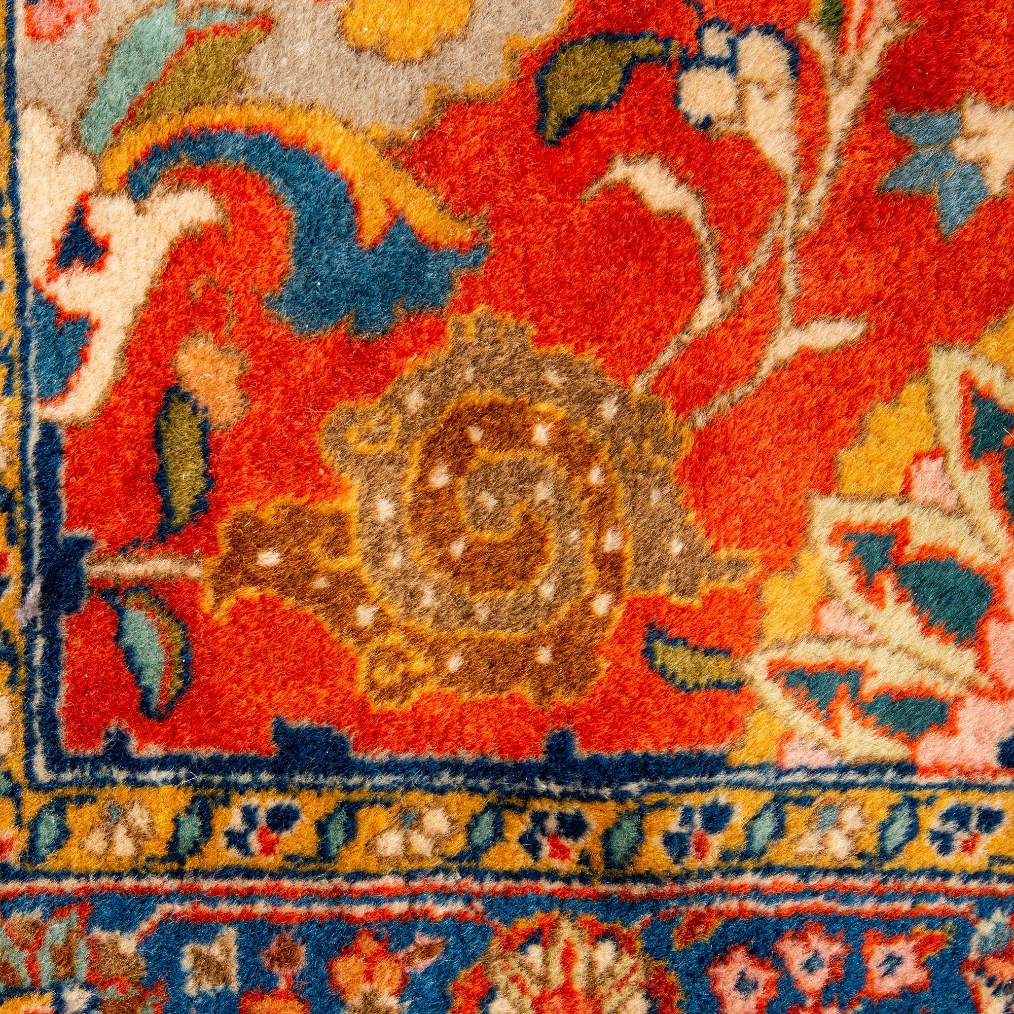 Matta, semiantik Täbris, ca 528-535 x 346,5-352,5 cm, signerad Farhan.