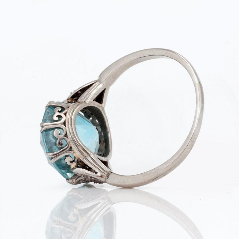 A circa 10.50ct blue zircon ring.