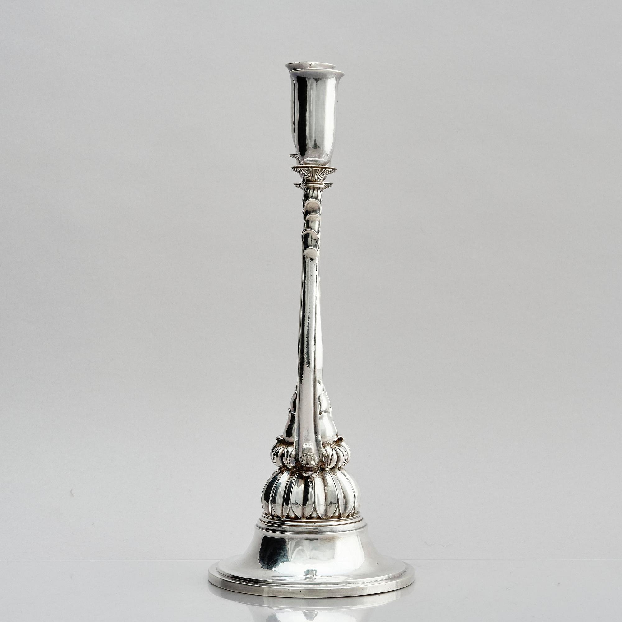 Georg Jensen, trearmad kandelaber, sterling silver, design Harald Nielsen, modell nr 595, Köpenhamn 1925-1932.
