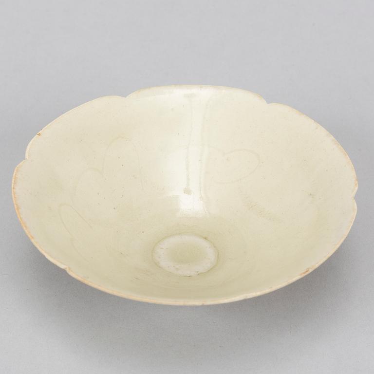 A ceramic bowl, Song dynasty  (960-1279).