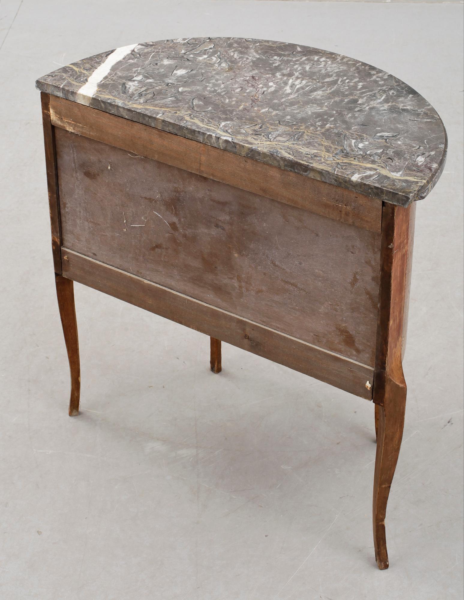 BYRÅ, gustaviansk stil, 1900-talets första hälft.