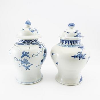 urns 2 pcs China porcelain 18th/19th century.