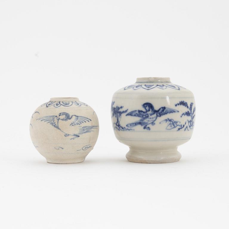 A set of two Vietnamese blue and white vases, 15th/16th century, "Hoi An".