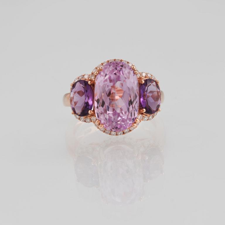 RING, 18K guld med briljantslipade diamanter ca 0.31 ct, kunzit ca 7.99 ct och ametister ca 1.29 ct. Vikt 5,9 gram.
