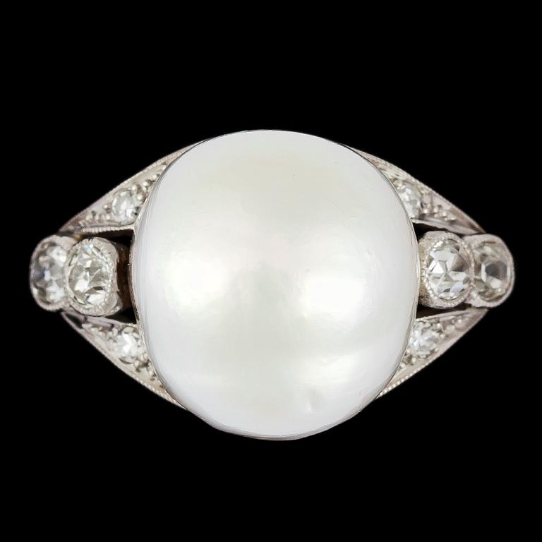 RING, orientalisk pärla, 11.5-12,5 mm, samt briljantslipade diamanter, tot. 0.40 ct.