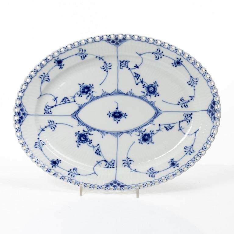Royal Copenhagen, matservis, 44 delar, porslin, "Musselmalet", helblond , Danmark.