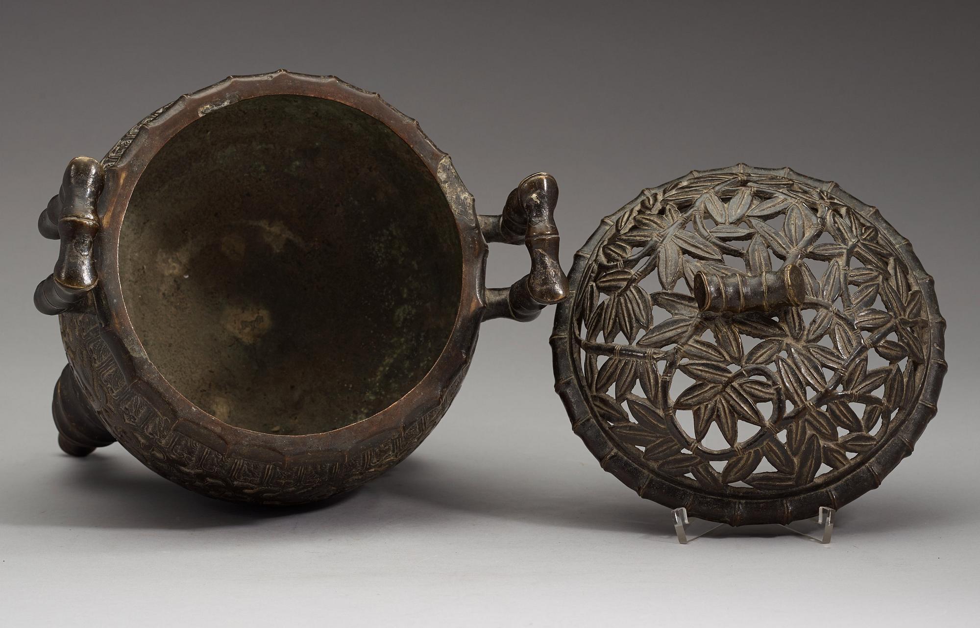 RÖKELSEKAR med LOCK, brons. Sen Qingdynasti (1644-1912).