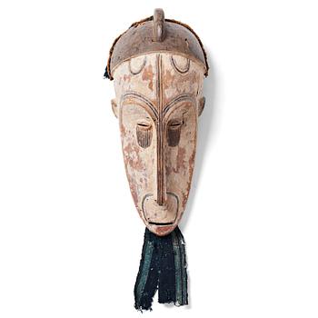 100. MASK, bemålat trä, höjd 53,5 cm, Fang stammen, Gabon, 1900-talets andra hälft.