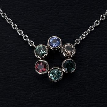 HÄNGSMYCKE, 18K vitguld, 4 turmaliner tot. 0,67 ct, 1 safir 0,22 ct, 1 tansanit 0,18 ct. Pekka Kulmala. Vikt 6,5 g.
