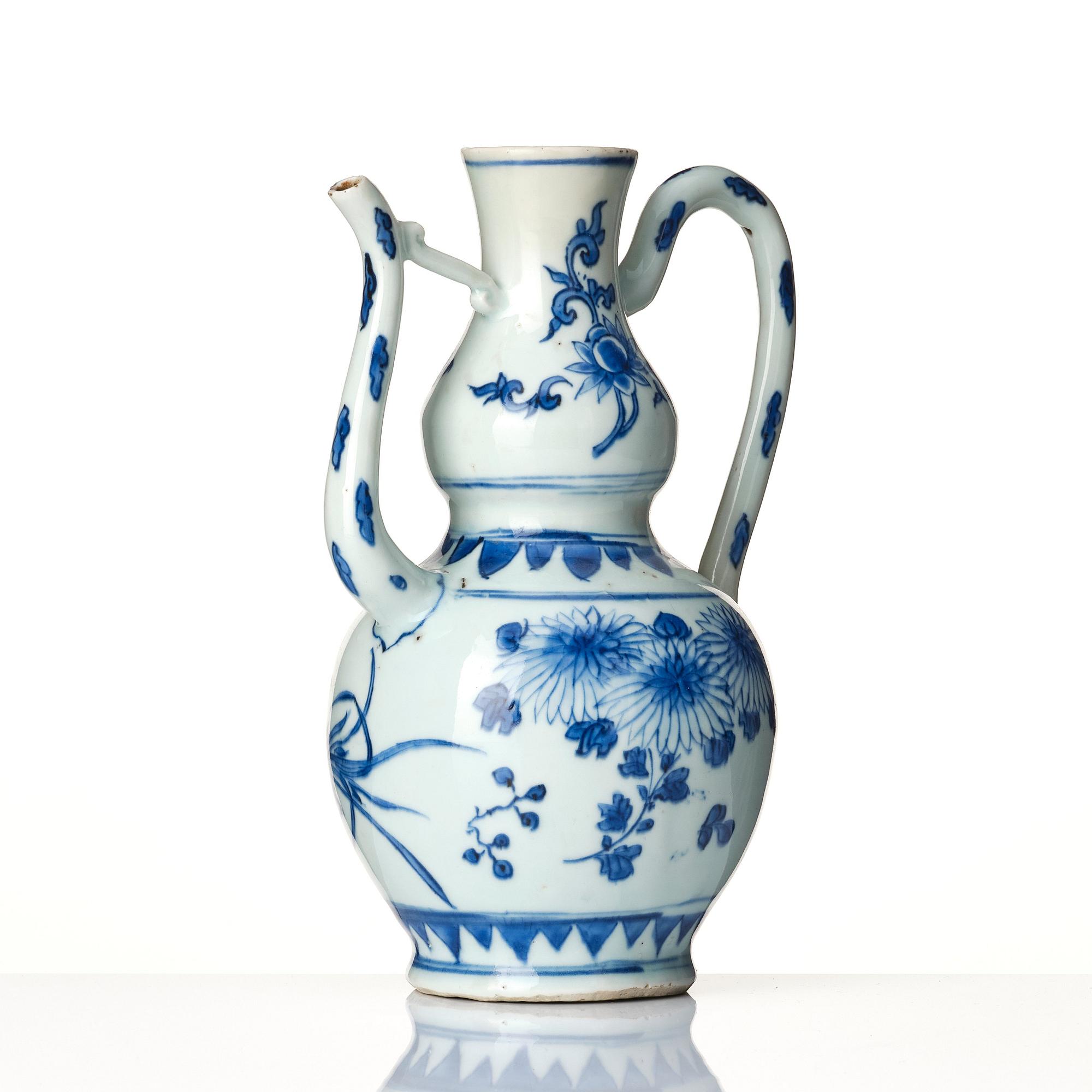 A blue and white ewer, Ming dynasty, 17th century.