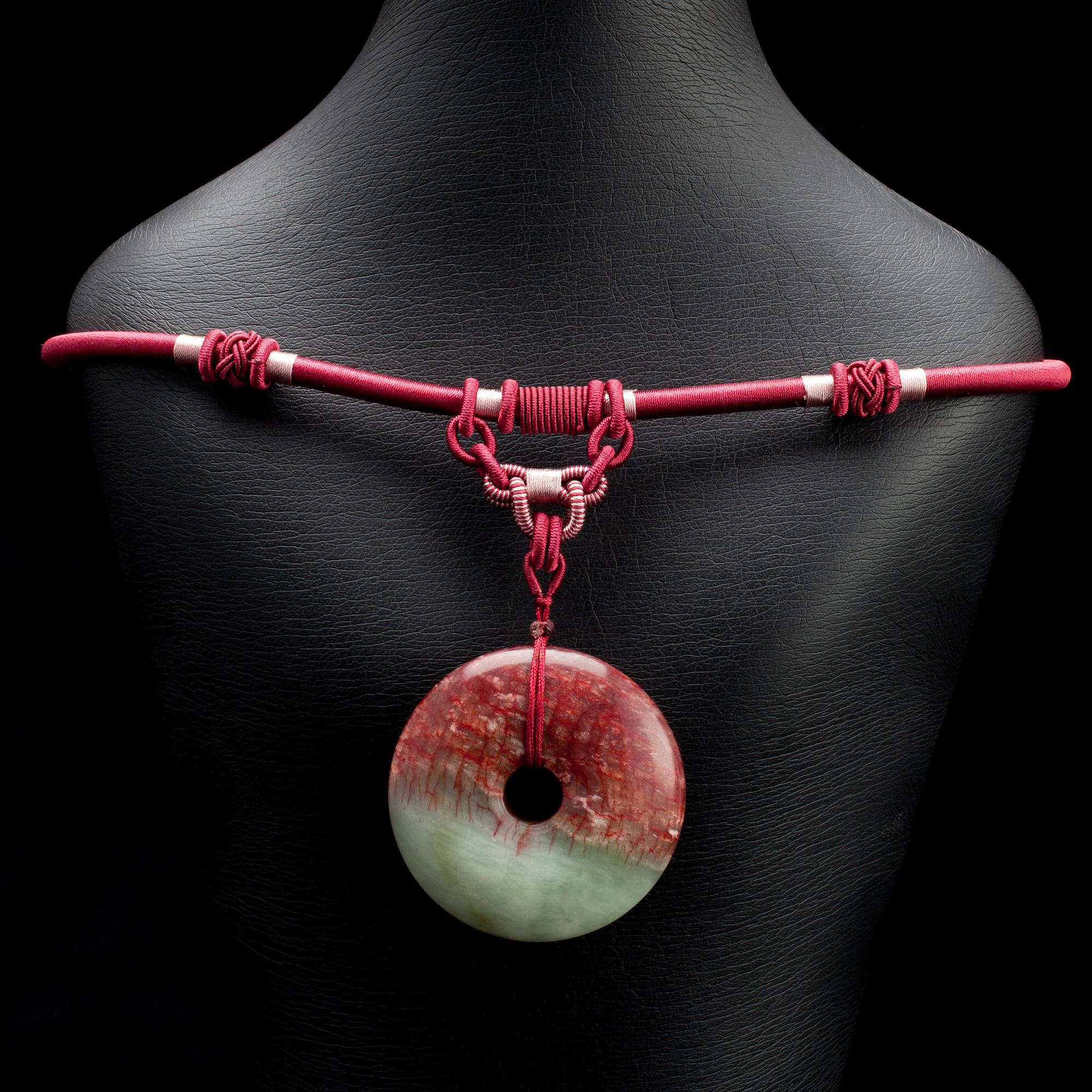 HALSBAND, siden och jadeit, nyproduktion.