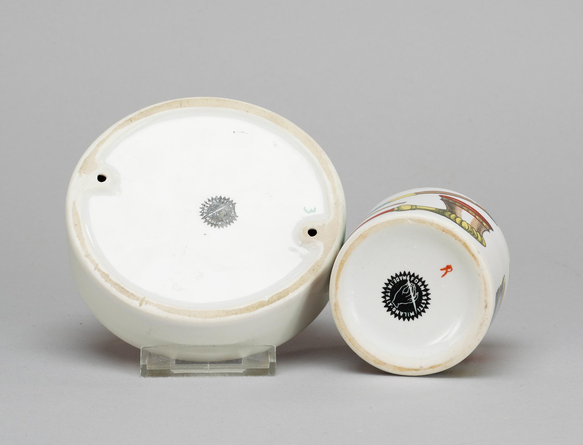 ASKFAT samt STÄLL, porslin. Fornasetti.
