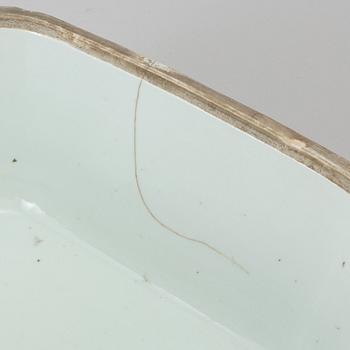 A Chinese export porcelain blue and white tureen and cover, Qianlong (1736-1795).