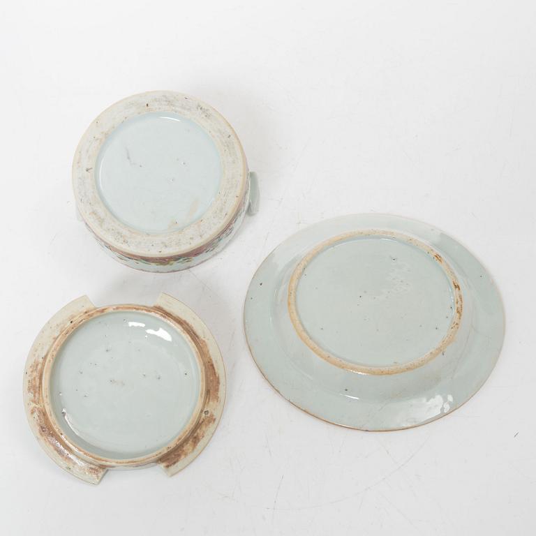 A small Chinese famille rose porcelain tureen with cover and stand, two salt cellars, Qing dynasty, Qianlong (1736-95).