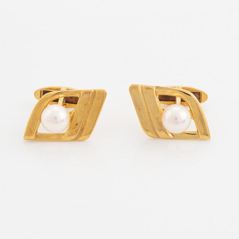 18K gold and pearl cufflinks.