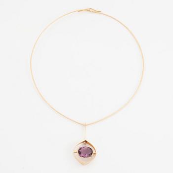 Elis Kauppi, A 14K gold necklace with an amethyst. kupittaan kulta, Turku 1962.