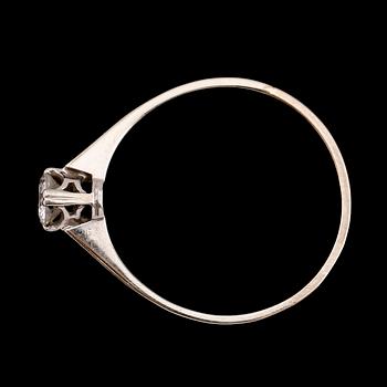 RING, 18 k vitguld med briljantslipad diamant 0.31 ct enligt gravyr.