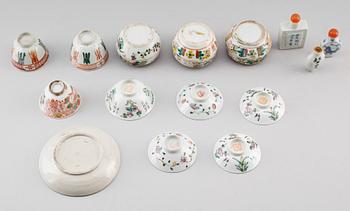 SAMLING PORSLINSFÖREMÅL, 15 delar, Kina, 1800-/1900-tal.
