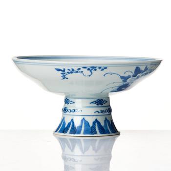 A blue and white tazza, late Qing dynasty, 19th Century.