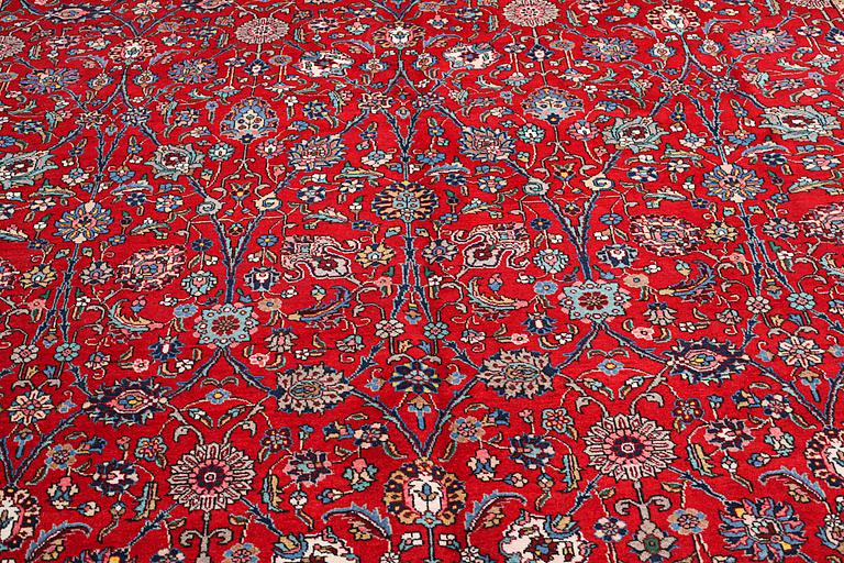 A Khoy/Täbriz rug, 376 x 275 cm.