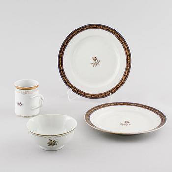 Four pieces of chinese porcelain, Qianlong (1736-1795).