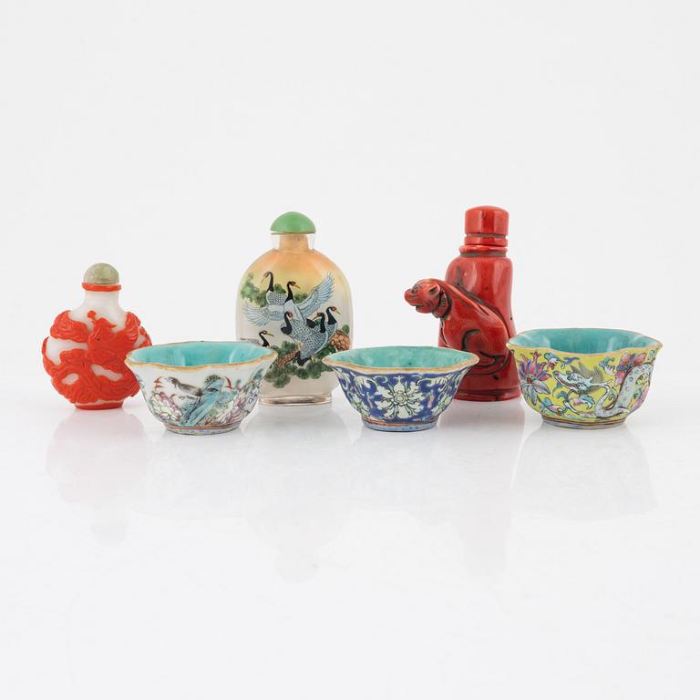 Snusflaskor, tre stycken, bl a pekingglas samt teskålar, tre stycken, porslin, Kina, 1800- samt 1900-tal.