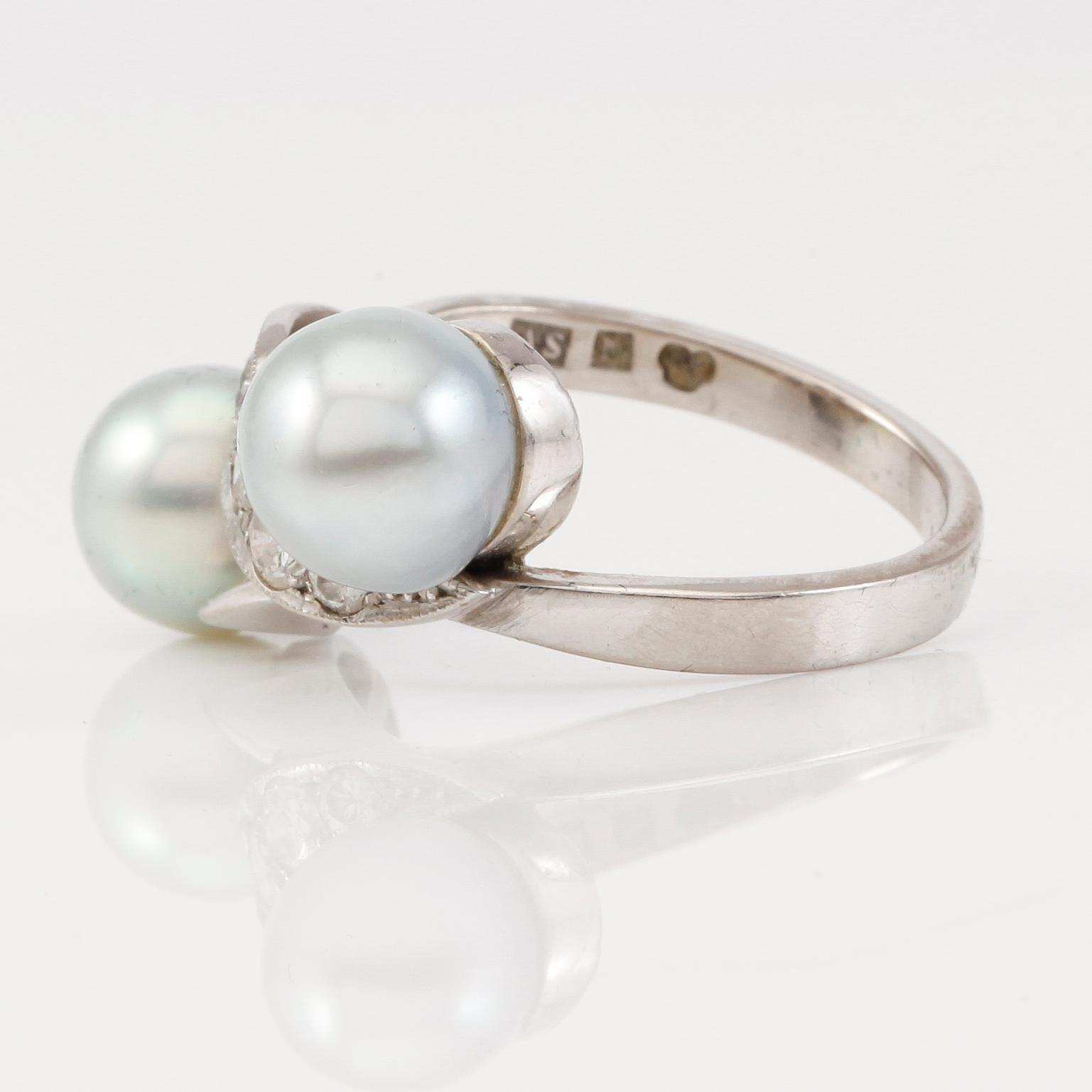 RING, 18K vitguld, två odlade pärlor och briljantslipade diamanter, 0.46 ct VS, 1976.