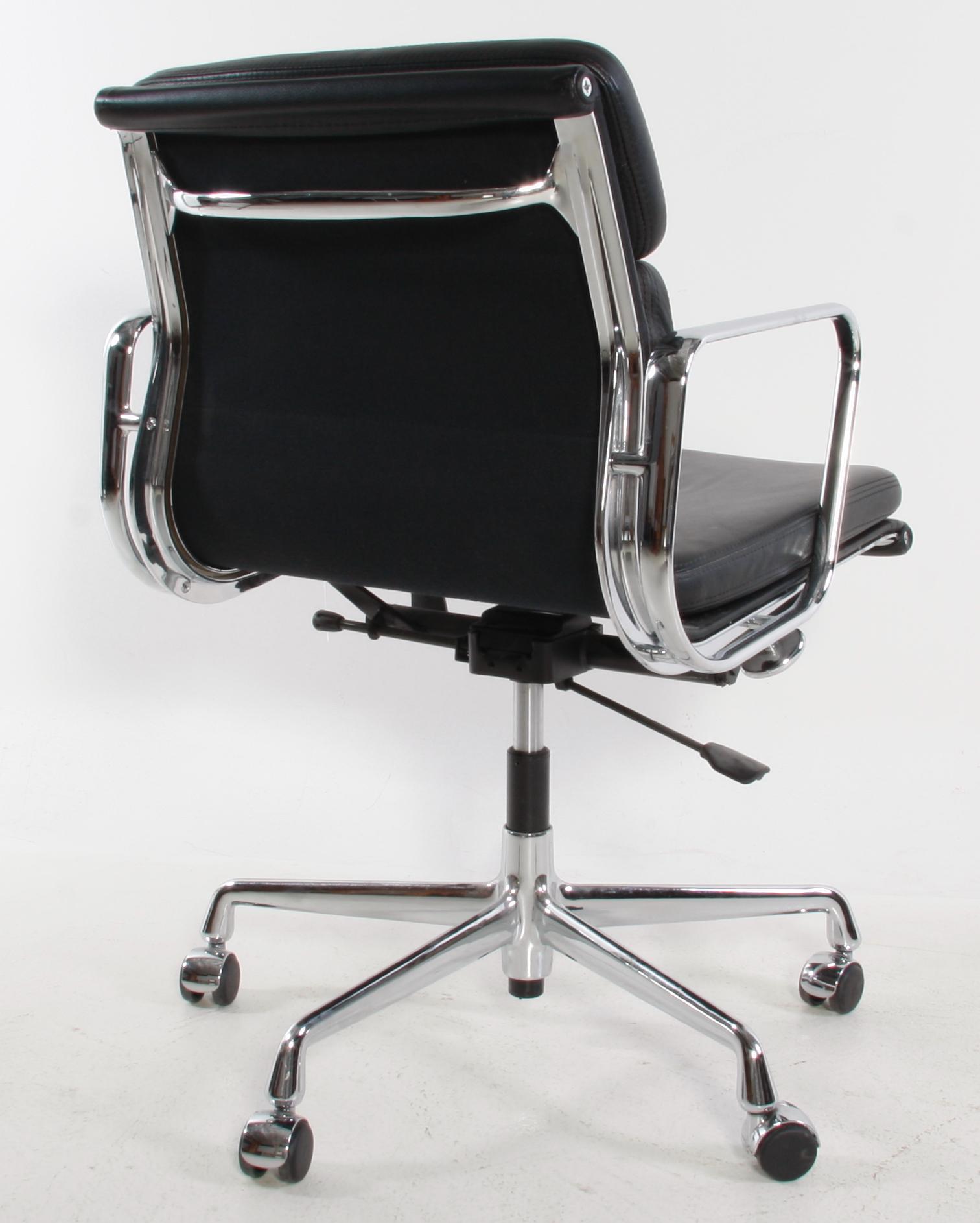 KARMSTOL. "Eames Soft Pad Chair" Charles & Ray Eames, Vitra.