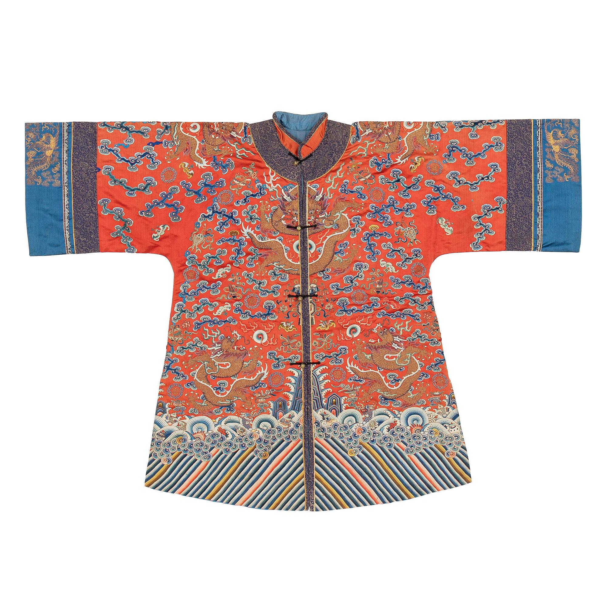 A Chinese embroidered silk robe, late Qing dynasty, 19th century.