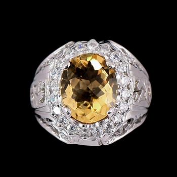 RING, förgyllt silver, vita safirer och citrin 4.10 ct. Total vikt ca 7 g.