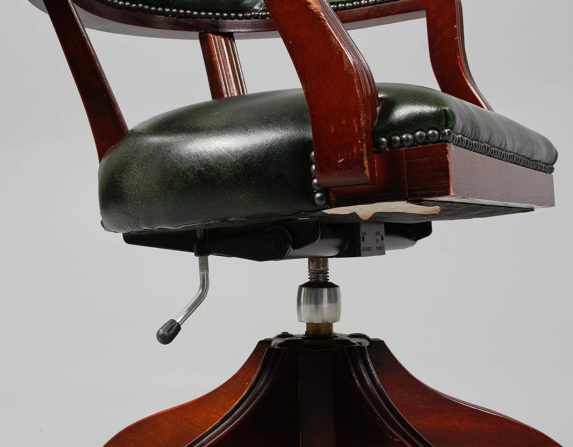 SKRIVBORDSSTOL, engelsk stil, 1900-talets andra hälft.