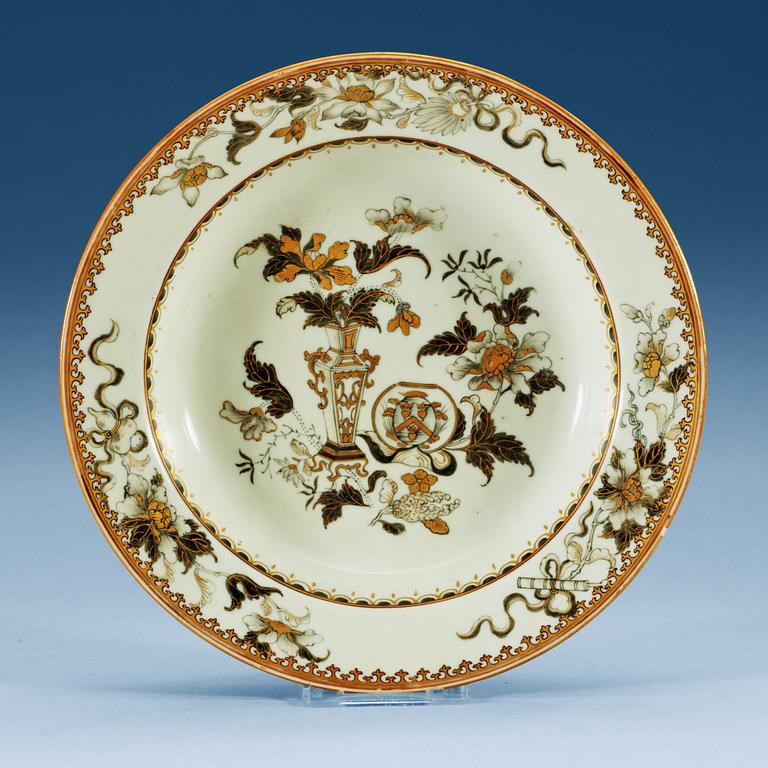 TALLRIK, vapenporslin. Qing dynastin, Qianlong (1736-95).