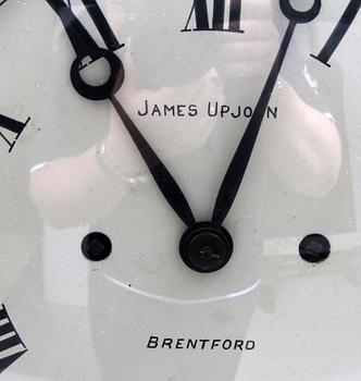 BORDSPENDYL, märkt James Upjohn, Brentford, 1800-talets mitt.