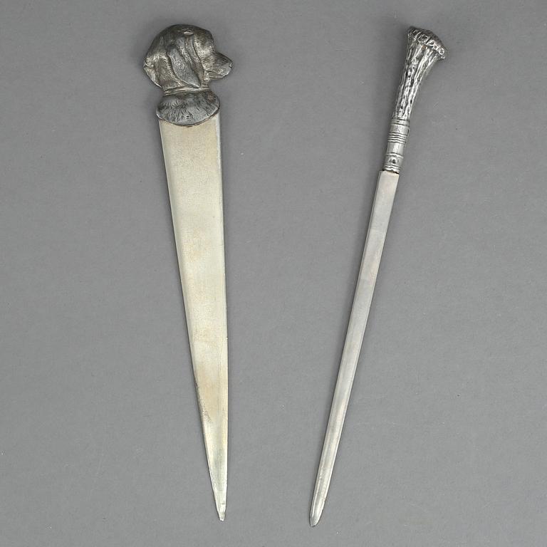 BREVKNIVAR, 2st, en WMF en med silverfäste, 1900-talets första hälft.