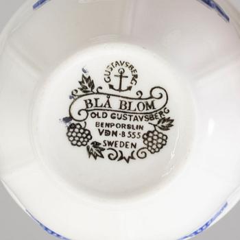 KAFFEKOPPAR MED FAT, 49 st, benporslin, "Blå blom", Old Gustavsberg, 1900-talets andra hälft.