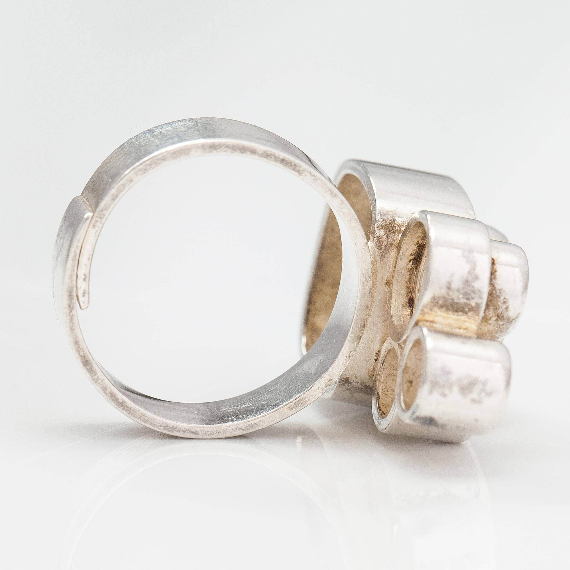 Elis Kauppi, Ring "Fjällbäck", sterlingsilver och bergskristall. Kupittaan kulta, Åbo.