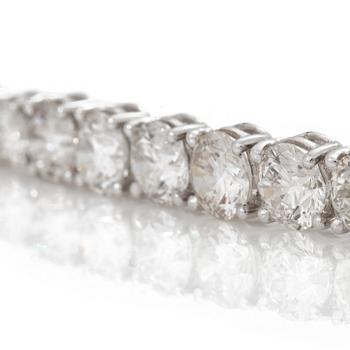 A line necklace with 104 brilliant cut diamonds total carat weight circa 25.44 cts. Quality circa G-H/VS-SI.