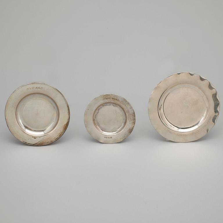 FAT samt COASTERS, totalt 5 st, silver, Bla C. G. Hallberg, Stockholm, 1900-tal. Total vikt ca 368 g.