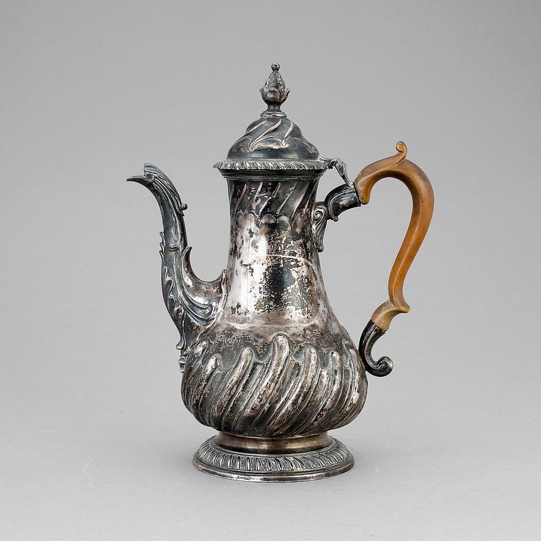 KAFFEKANNA, silver, troligen John Booth, London, England, 1800-talets första hälft. Vikt ca 889 gram.