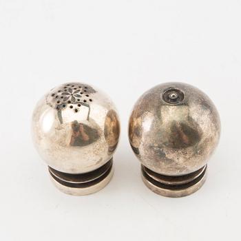 Harald Nielsen, salt and pepper shakers silver "Pyramid" no. 632 for Georg Jensen Denmark.