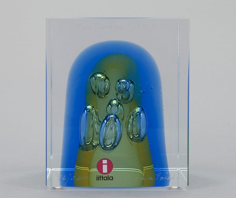 ÅRSKUB, glas, signerad Oiva Toikka, Nuutajärvi 2007, numrerad 196/2000.