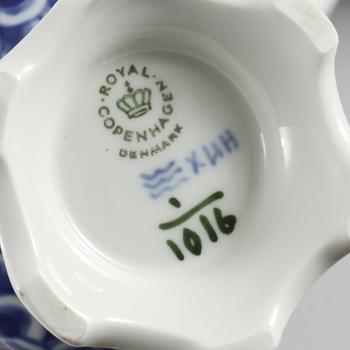 KAFFESERVIS, 30 delar, porslin, "Musselmalet", Royal Copenhagen, 1900-talets andra hälft.