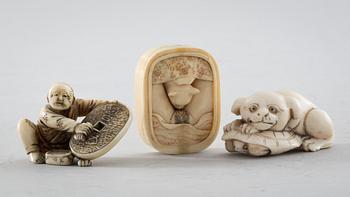 NETSUKES, 3 st, signerade. Japan, Meiji. Omkring 1900.