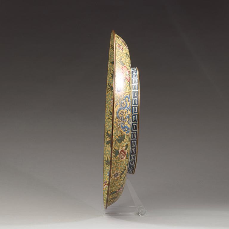 PRAKTFAT, cloisonné. Kina, 1900-talets första hälft.