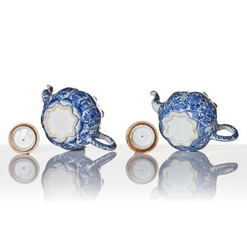 A pair of rare blue and white lobed teapots and covers, Qing dynasty, Kangxi (1662-1722).