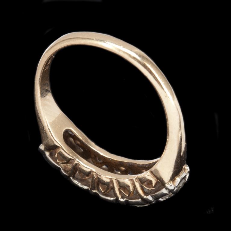RING, 14k guld-vitguld, 5 briljantslipade diamanter, ca 0.90ct. Vikt ca 3g.