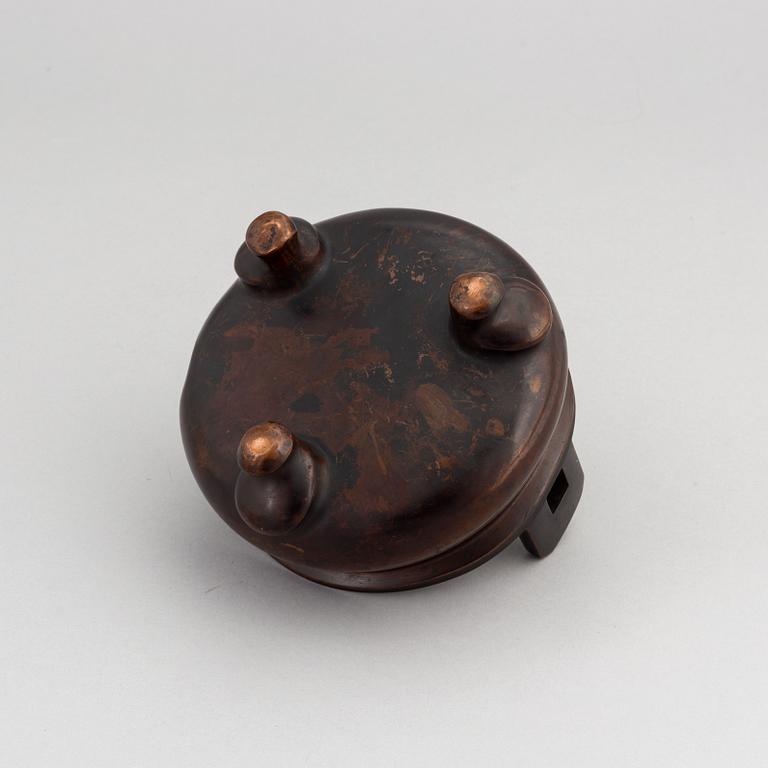 A Chinese bronze censer, late Qing dynasty, around the year 1900.